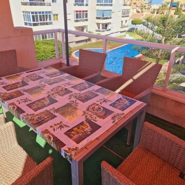 Magnifico chalet adosado en Torrevieja, Alicante., hotel v destinaci Torrevieja