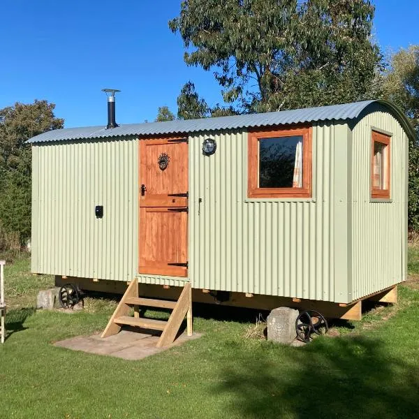 The Dragon's Hut with cozy logburner, hotel din Wrexham