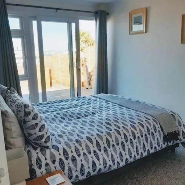 The Getaway - Modern 2 Bedroom Brixham Bungalow with sea peeps, hotel in Brixham