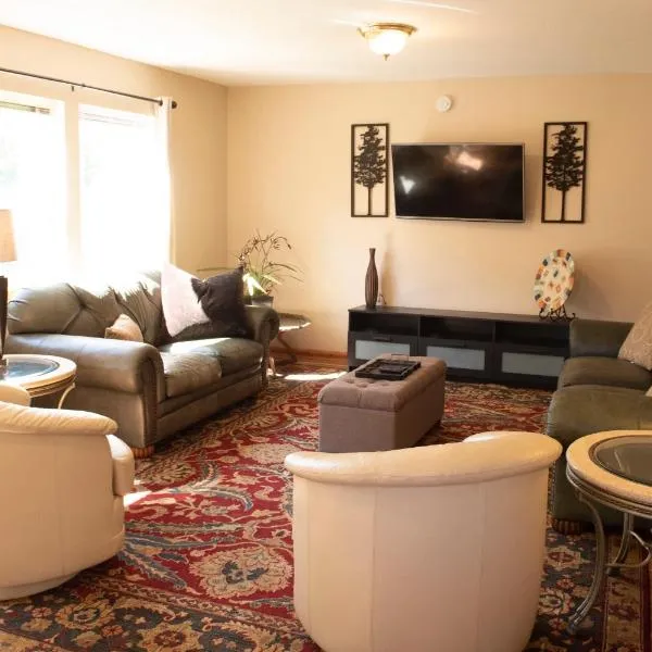 Biker Hiker friendly 3 bedroom by Strouds Run State Park, hotel a Athens