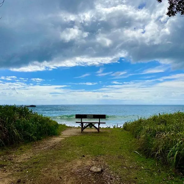Beachfront Retreat - Ducted Air - Free Wifi, hotel in Coffs Harbour