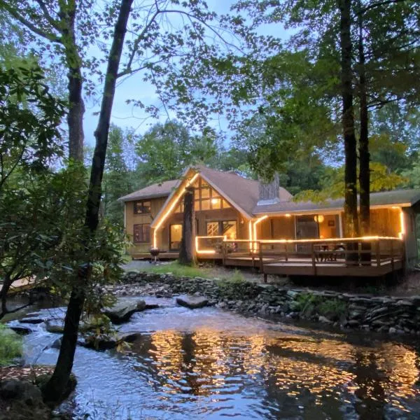 Secluded Chalet On Stream-Mins to Camelback, hotel v destinaci Tannersville