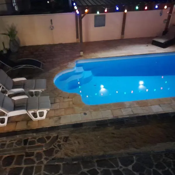 Villa santa avec piscine et jardin, hotel v destinaci Pointe aux Piments