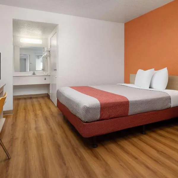 Motel 6-Buena Park, CA - Knotts Berry Farm - Disneyland, hotel in Buena Park