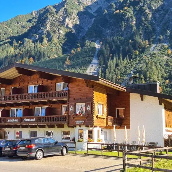 Landhaus Almrausch, hotelli kohteessa Mittelberg