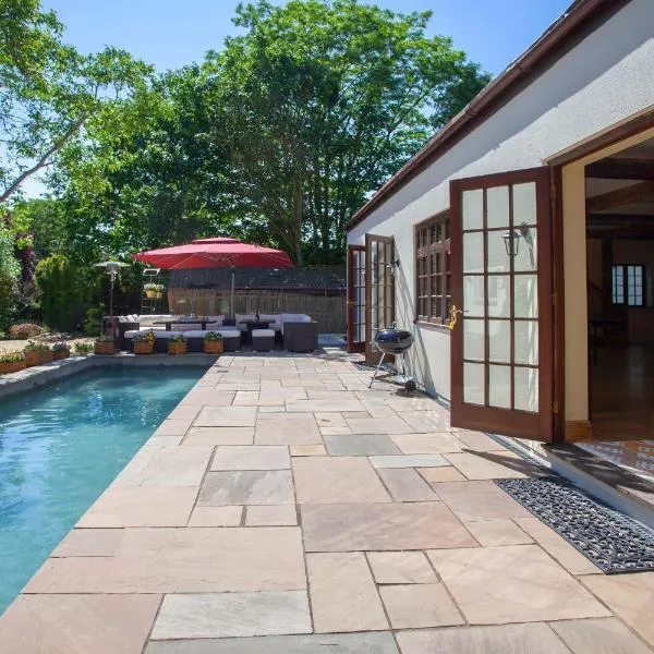 La Villa Olli -Natural pool & Hot tub, hotel in Bristol