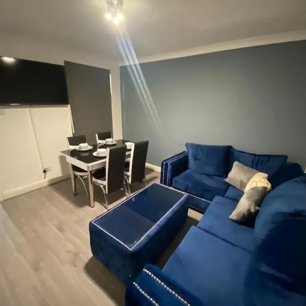 MBA COSY 4 bedroom house, hotel in Leavesden Green