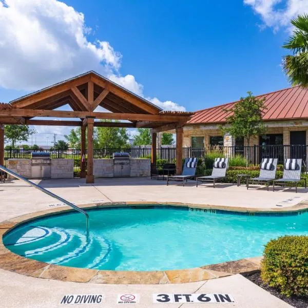 Bright and Spacious Apartments with Gym and Pool Access at Century Stone Hill North in Pflugerville, Austin, Hotel in Pflugerville