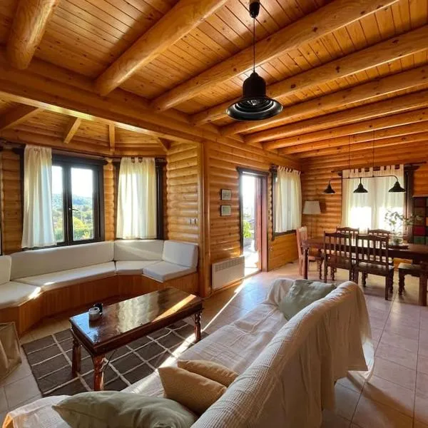 Chalet Klimatia - Όμορφη ξύλινη μεζονέτα με τζάκι, hotel in Koúrenta