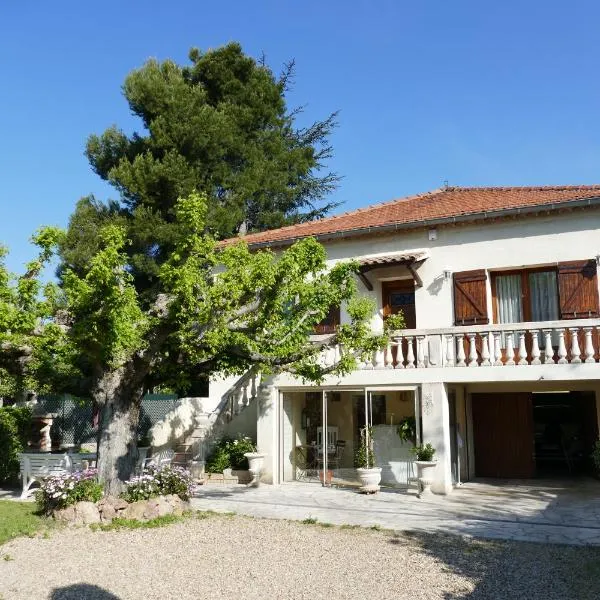 Appartement avec véranda donnant sur le jardin, hotel in Le Pontet
