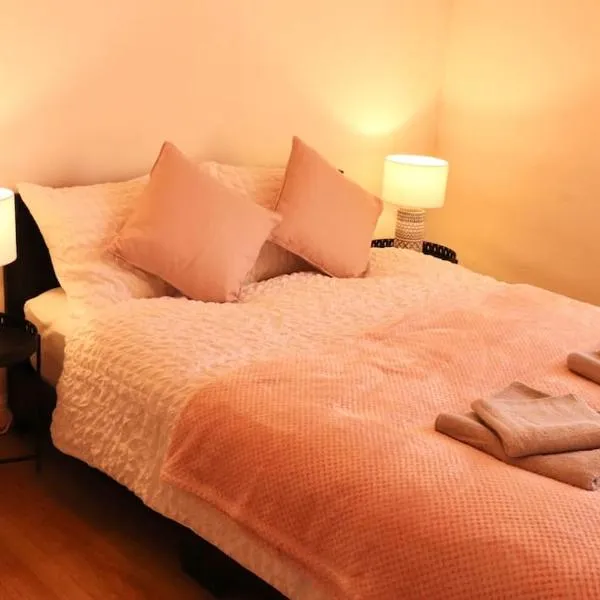 Cozy Family Stay with Free Parking and WiFi, ξενοδοχείο σε Knowsthorpe