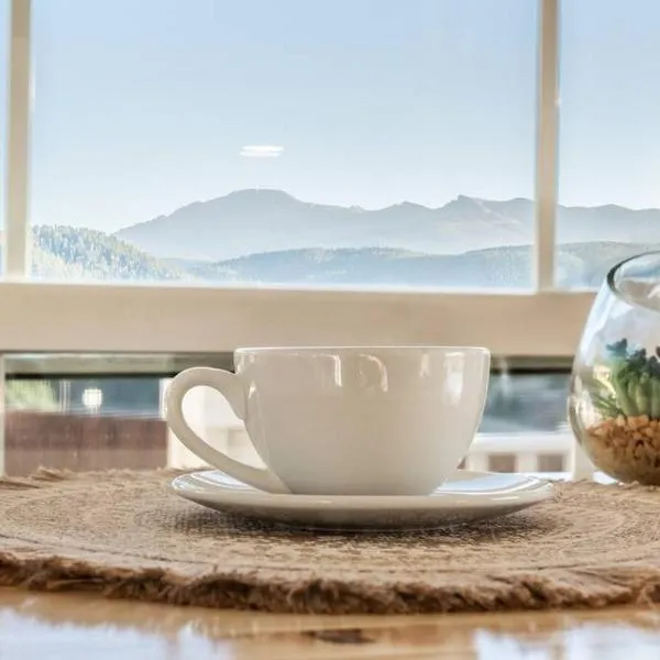 NEW! Boutique TinyHome w/Direct View of PikesPeak!, hotel v destinaci Woodland Park
