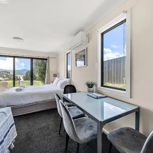 Poley Cow Studio - Lake & Mountain Views l Air-Con l Parking, Hotel in Jindabyne