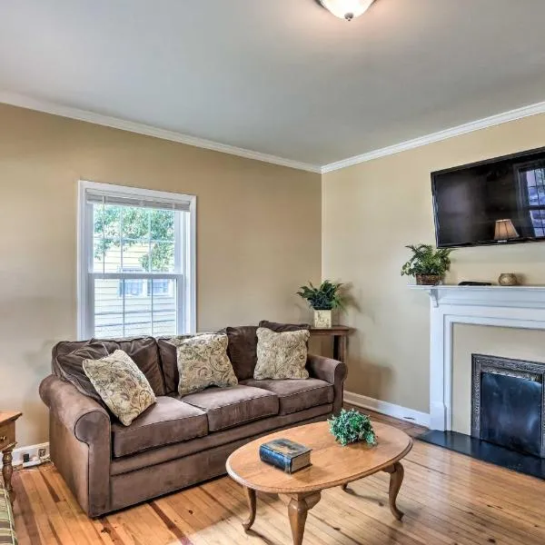 Cozy Greenville Bungalow about 2 Mi to Downtown!, hotel v destinaci Greenville