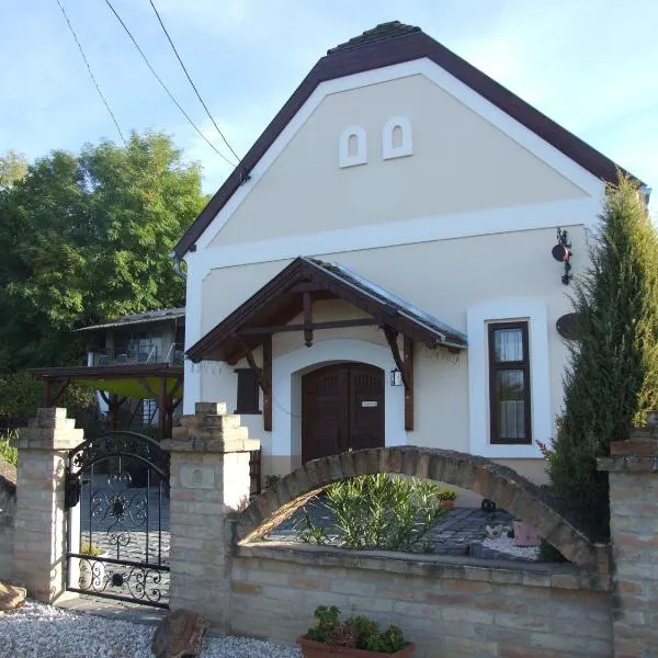 Nánaháza – hotel w mieście Alsónána