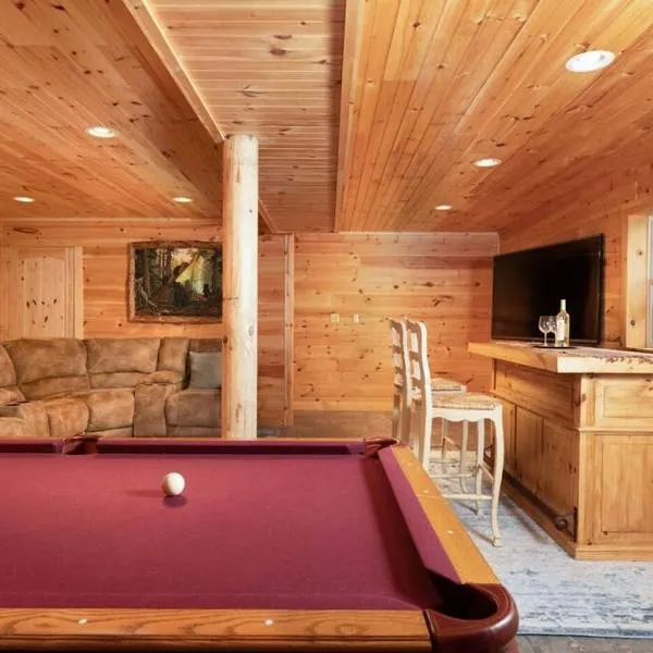 Smoke Rise Barn · Great Lake Front, Large Dock, 4bdrm, Pool Table, hotel in Dandridge
