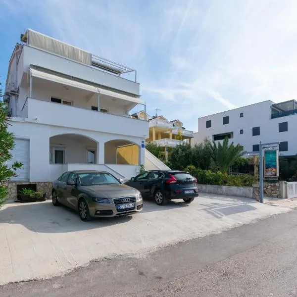 Apartments by the sea Mandre - Pag - 4093, Hotel in Kolan