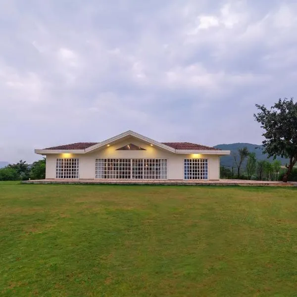StayVista's Shivom Villa 12 - A Serene Escape with Views of the Valley and Lake, hotell i Lonavala