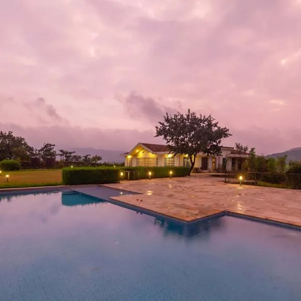 StayVista's Shivom Villa 12 - A Serene Escape with Views of the Valley and Lake, hotel v mestu Lonavala