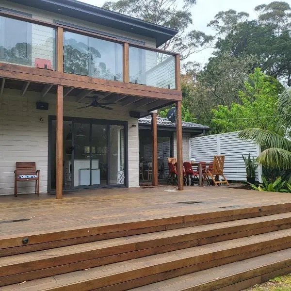 Jervis Bay Waters Edge Retreat - Access to Deep Water - Free late check out 2pm on Sundays, low season, hotell i Woollamia