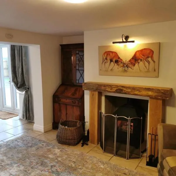 Luxury Tranquil Cottage with Hot tub, Log burner and Jacuzzi Bath, hotel di Alford