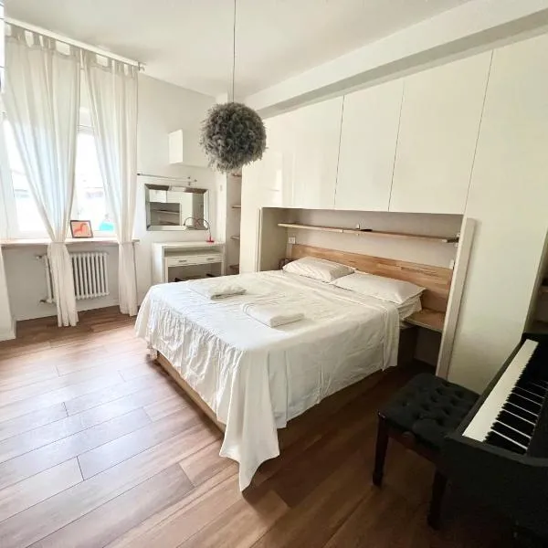 white home near Linate, hotel in Segrate