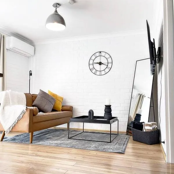 Manhattan - Stylish 1BR Beachfront on Caseys, hotel in Batehaven