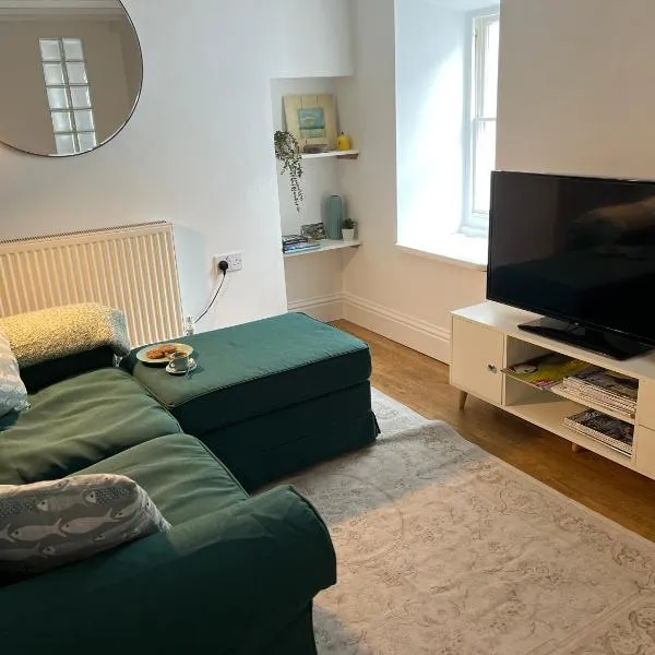 Gwandalan - 1 Bed Apartment, Within Tenby Town Walls, hotel in Tenby