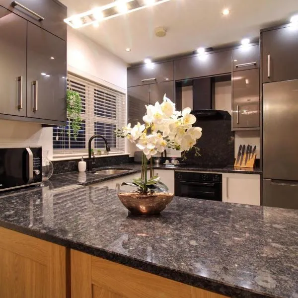 Nice 2 bed house, office, Wi-Fi, free parking, hotel in Bangor