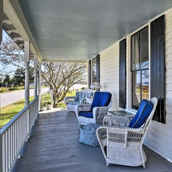 Cozy Currituck Home with Fire Pit near Ferry!, hotel v destinaci Currituck