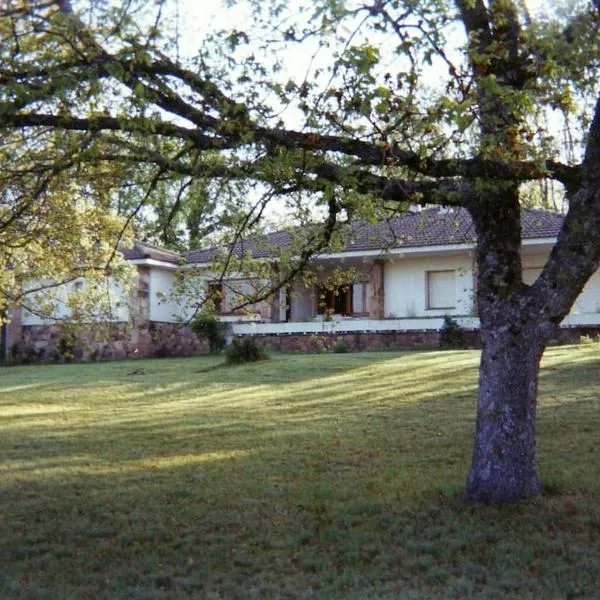 Derroñadas . Casa con enorme jardín y tenis., hotel en Derroñadas