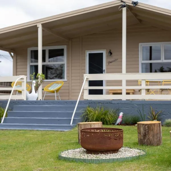 Pebbleton, Retro Riverside Cottage, Tamar Valley, hotel v destinaci Gravelly Beach