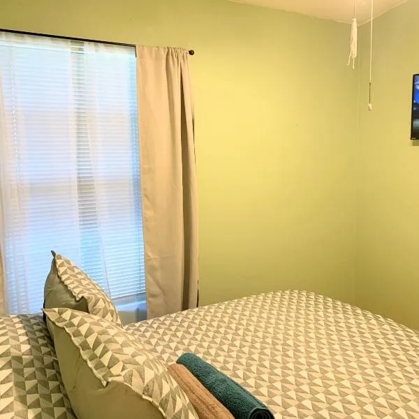 Harvest moon room with TV near Wine Country, hotel a Hemet