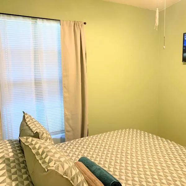 Harvest moon room with TV near Wine Country, hotel sa Hemet