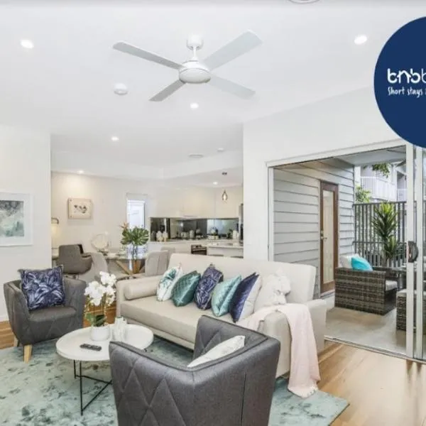 Park Ave Retreat - 3 Carparks, WiFi, BBQ, King Bed, hotel in Brisbane
