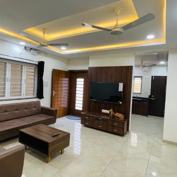 Luxurious 3 BHK Villa In Bhuj - Shivani Homestay, hotel in Fakirwāri