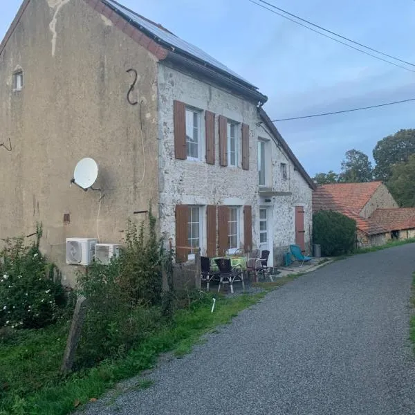 Busset Liages situé dans le Bourbonnais 1 chambres lit double et un clic clac, hotel in Busset