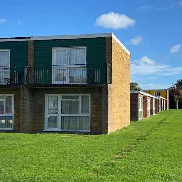 3 Bedroom House With Balcony Close To Beach, viešbutis mieste Hemsbis