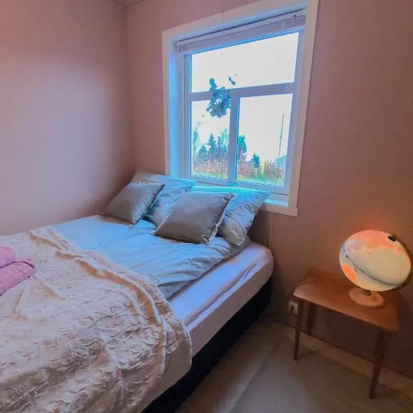 1st floor in the Lyngen Alps, whole house rentable, hotel v destinaci Lyngseidet