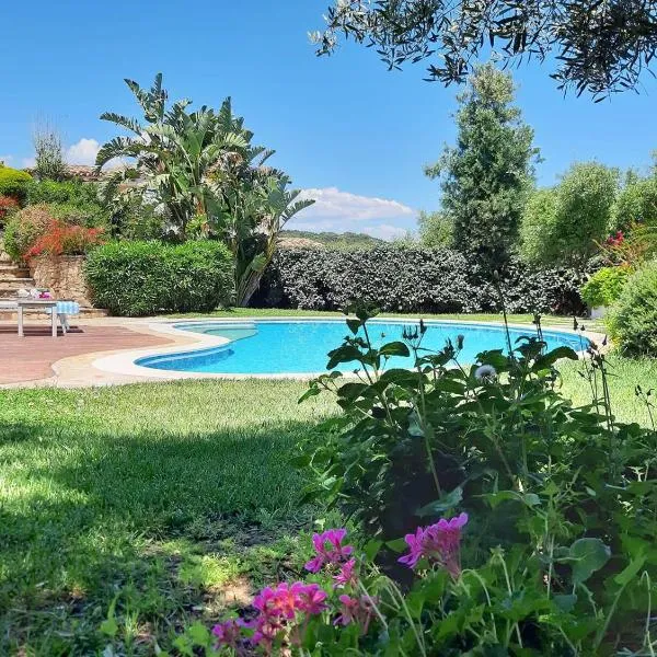 Villa Bougainvillea con piscina e giardino privato a pochi passi dal mare、カスティアーダスのホテル