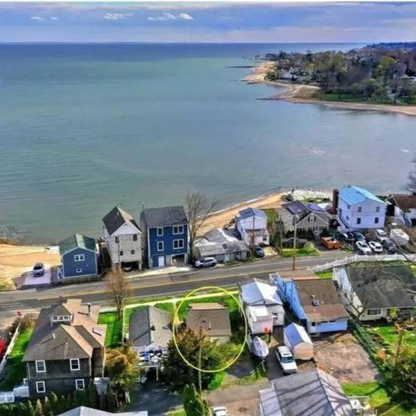 Beachy Bay Breeze Bungalow 2BR with parking and close to many amenities., hotel in West Haven