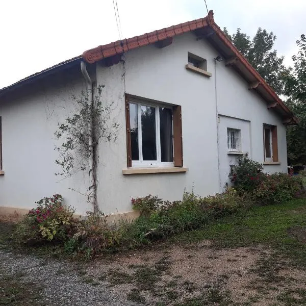 Petite maison très paisible avec jardin à Cournon - Puy de Dôme !, hotel v destinácii Le Cendre