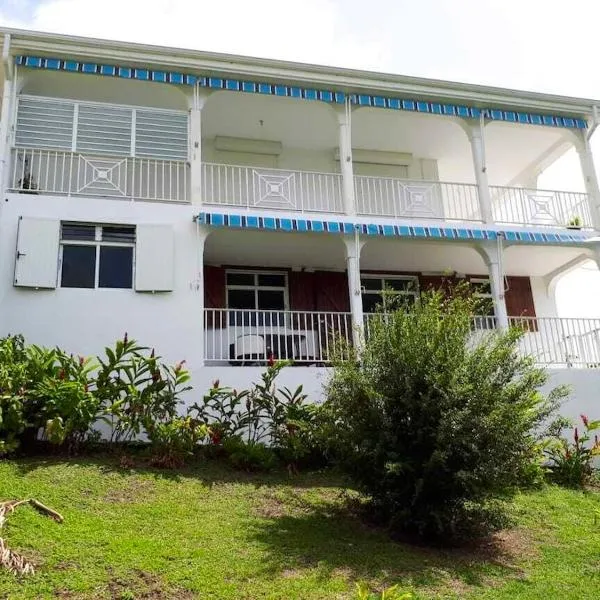 Maison accueillante avec vue sur la mer à Deshaies + Terrasse、デエエのホテル