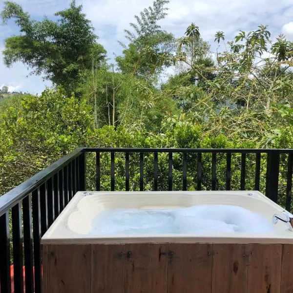 Cabaña tipo glamping en finca cafetera con zonas verdes, avistamiento de aves, paisaje cafetero, hotel a San Francisco