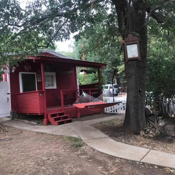 Cozy, Cheerful & Charming Cabin - Historic Julian, hotel v destinaci Julian