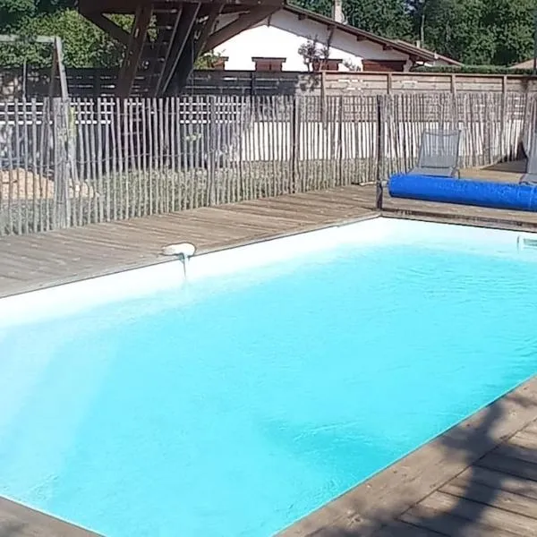 Agréable maison piscine chauffée et spa à Andernos – hotel w mieście Andernos-les-Bains