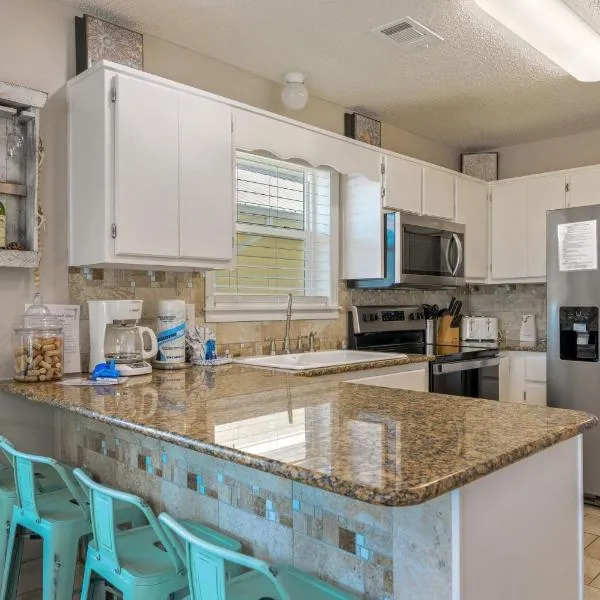 200 yds to private gated beach access- 3BR-2BA- quiet location in the heart of Destin!, hotel em Destin