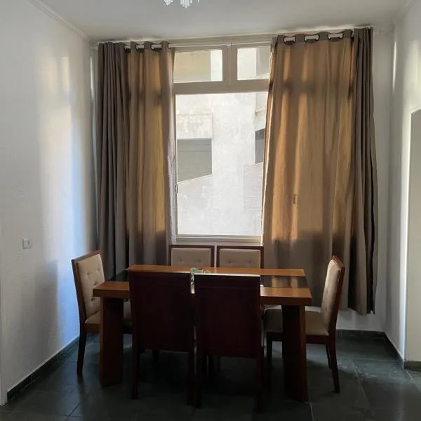 Apartamento na praia com estacionamento Pé na areia Guarujá, khách sạn ở Guarujá