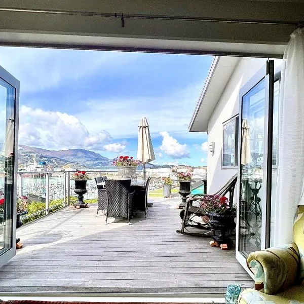 Sea views in luxury at LYTTELTON BOATIQUE HOUSE - 14 km from Christchurch, hotel di  Lyttelton