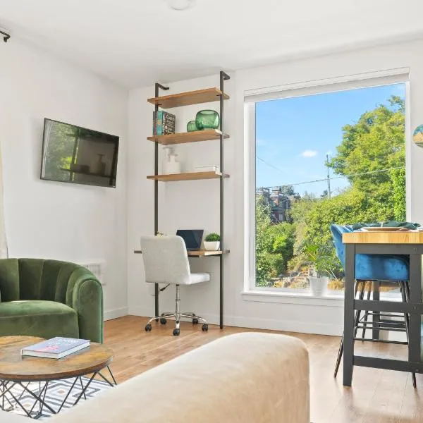 NEW Bright Capitol Hill Condo, Great Location Views, отель в Сиэтле